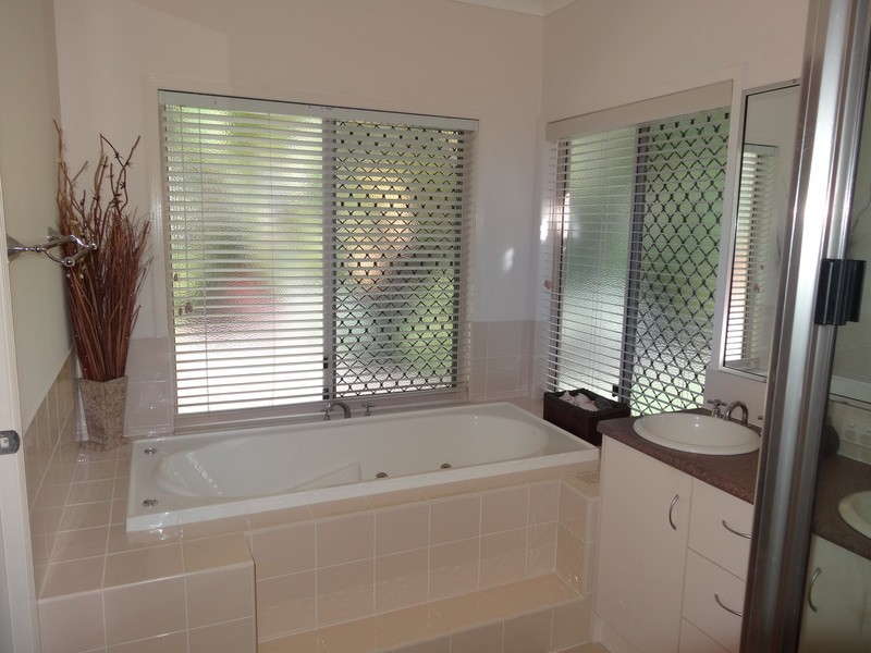 100 Emmadale Drive, New Auckland QLD 4680