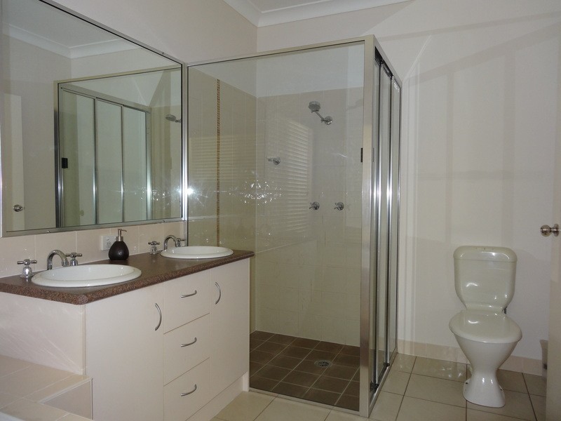 100 Emmadale Drive, New Auckland QLD 4680
