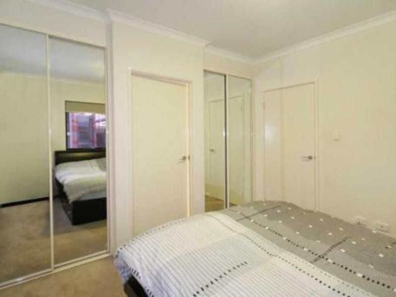 17/2 Stockton Bend, Cockburn Central WA 6164