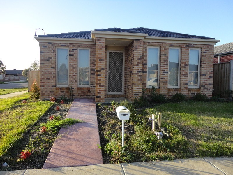 2 Rammer Way, Cranbourne East VIC 3977