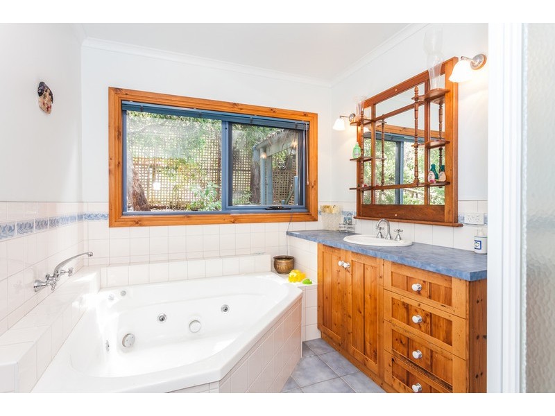 18 Hopetoun Terrace, Lorne VIC 3232