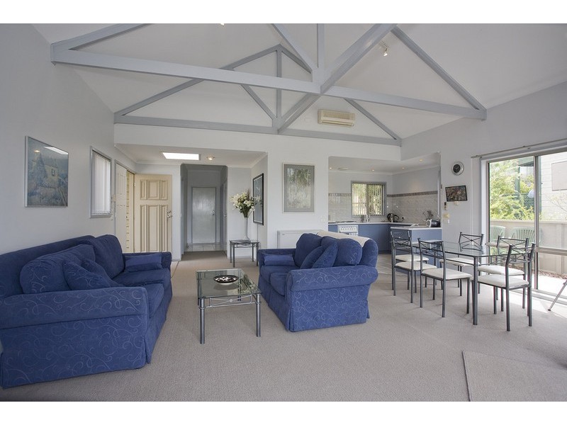 2/17 Richardson Boulevard, Lorne VIC 3232