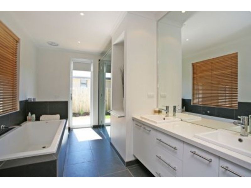 18 Links Drive, Torquay VIC 3228