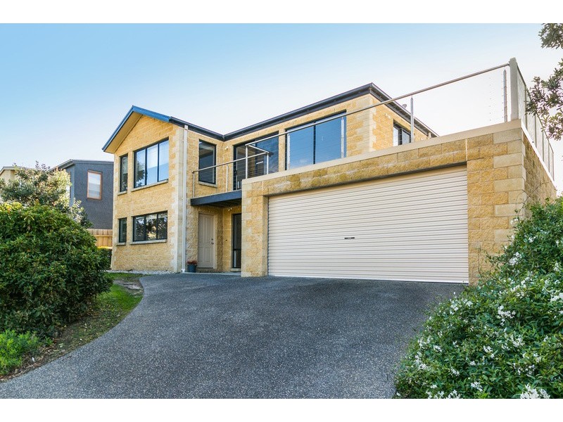 15 Pomora Avenue, Torquay VIC 3228