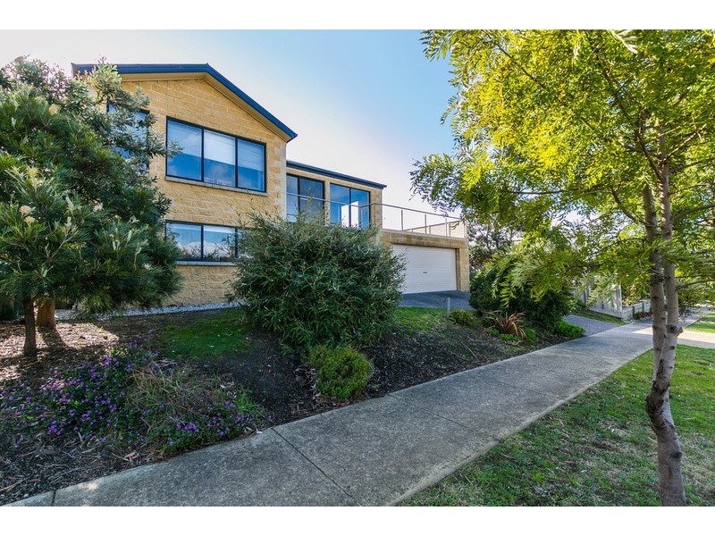 15 Pomora Avenue, Torquay VIC 3228