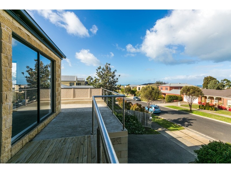 15 Pomora Avenue, Torquay VIC 3228