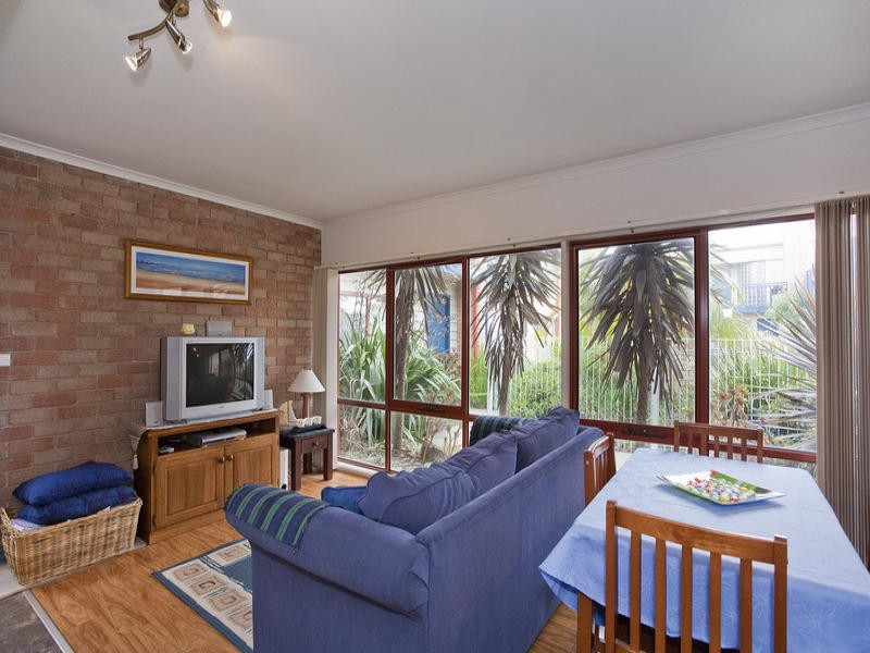 2/71 Geelong Road, Torquay VIC 3228