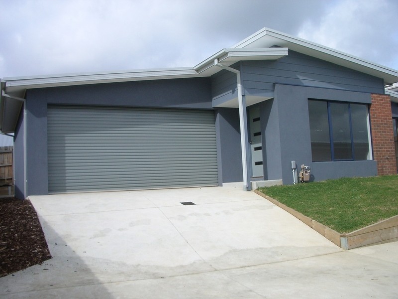 2/7 Saltbush Place, Torquay VIC 3228