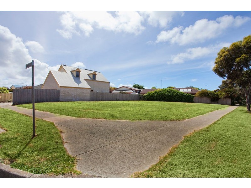2 Grange Crescent, Torquay VIC 3228