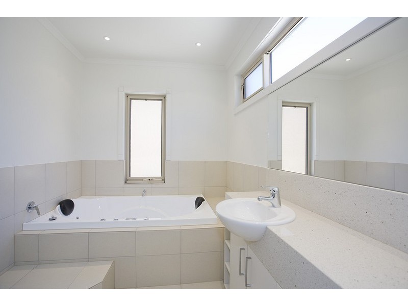 1/3 Hoylake Avenue, Jan Juc VIC 3228