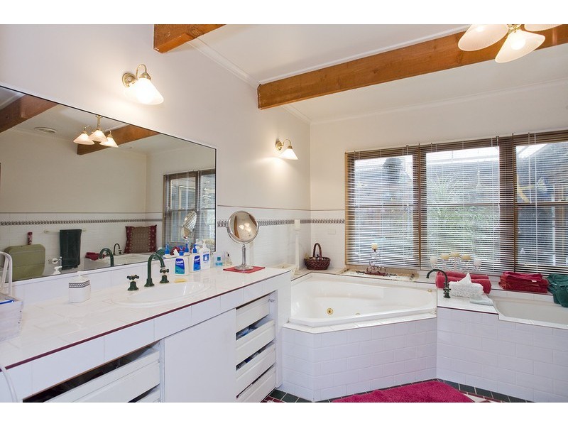 90 Bimbadeen Drive, Fairhaven VIC 3231