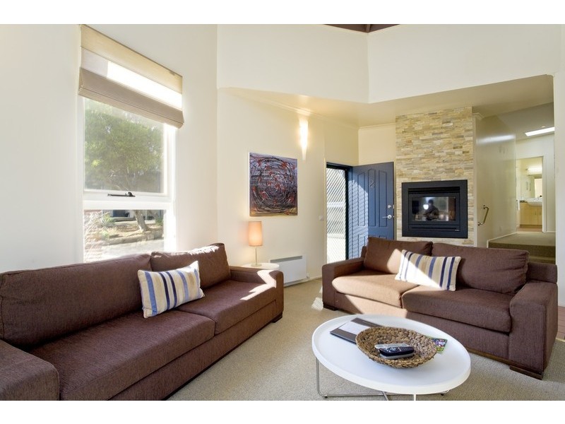 2/2-4 Barton Court, Aireys Inlet VIC 3231