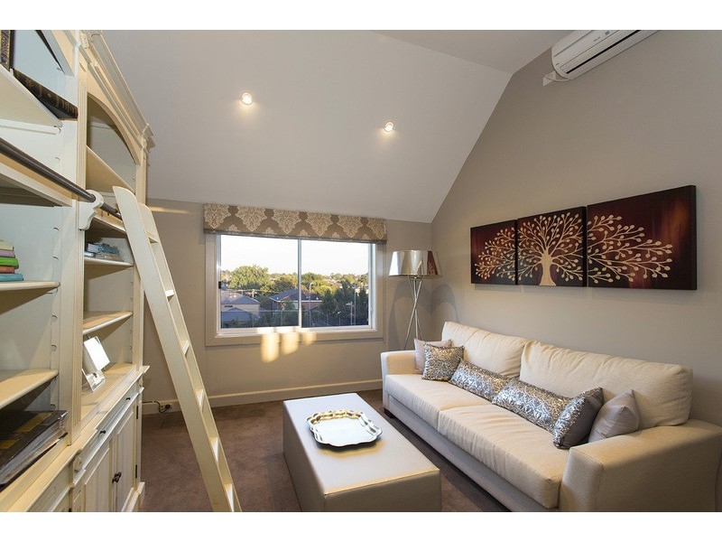 10 Nathan Grove, Caulfield South VIC 3162