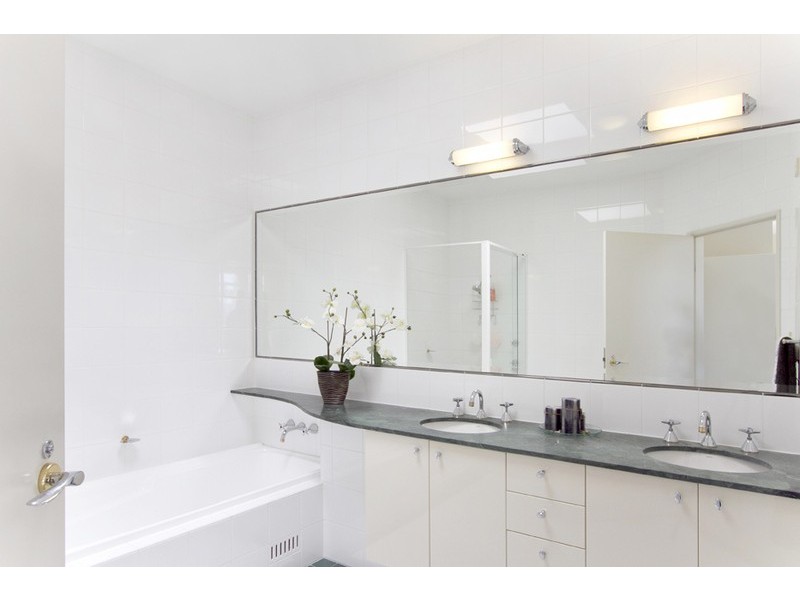 10/105 Beach Street, Port Melbourne VIC 3207