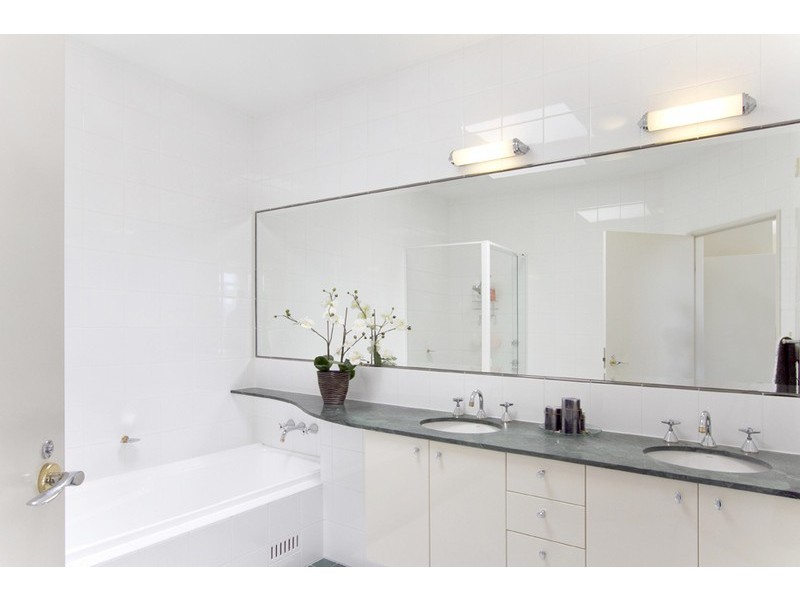 10/105 Beach Street, Port Melbourne VIC 3207