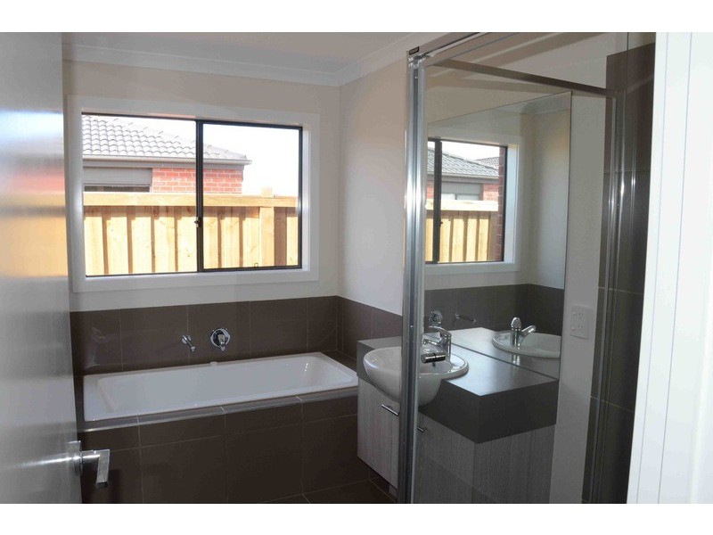 1627 Mystic Grove, Point Cook VIC 3030