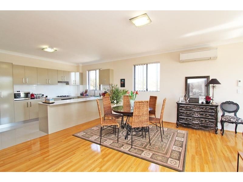 10/68 Hampton Court Road, Carlton NSW 2218