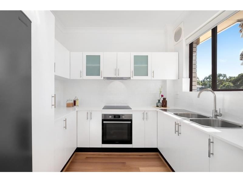 9/64 Hampton Court Rd, Carlton NSW 2218
