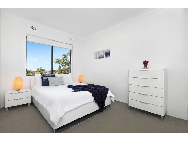 9/64 Hampton Court Rd, Carlton NSW 2218