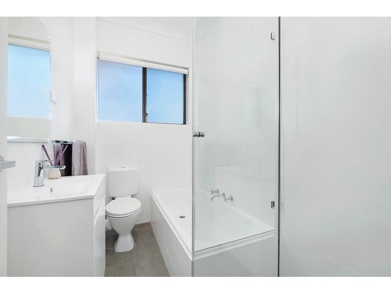 9/64 Hampton Court Rd, Carlton NSW 2218