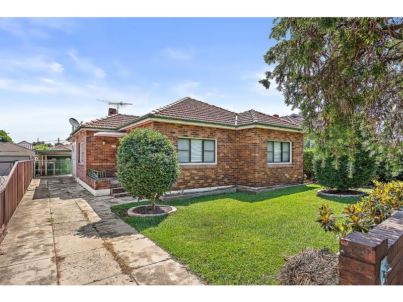 5 Ecole Street, Carlton NSW 2218