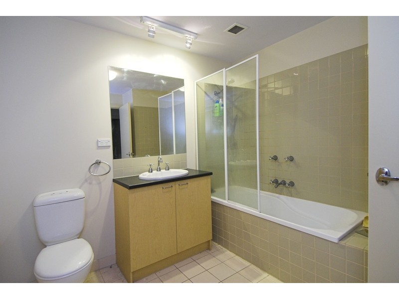 21/1 Gatehouse Drive, Kensington VIC 3031