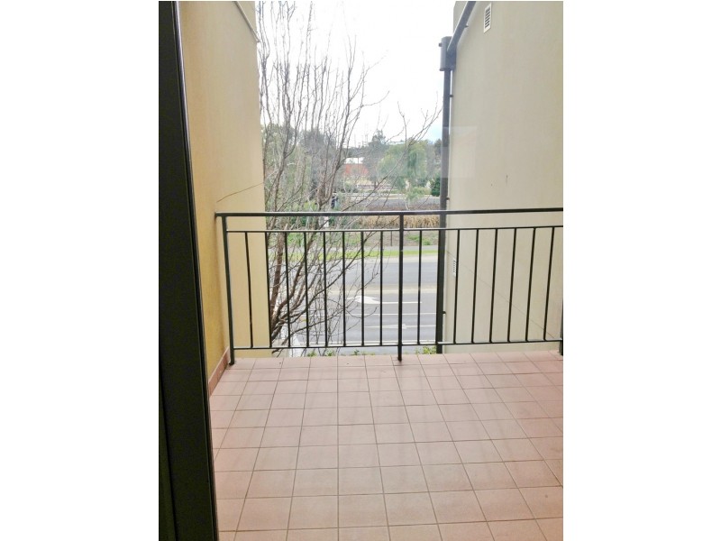 21/1 Gatehouse Drive, Kensington VIC 3031