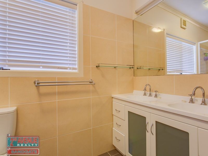 33 Nash Street, Sandgate QLD 4017