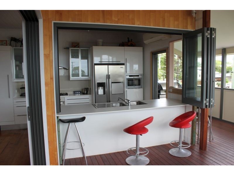 15 Ninth Avenue, Sandgate QLD 4017