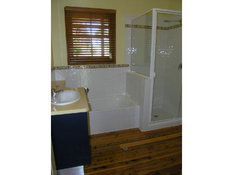 11 Pier Avenue, Shorncliffe QLD 4017