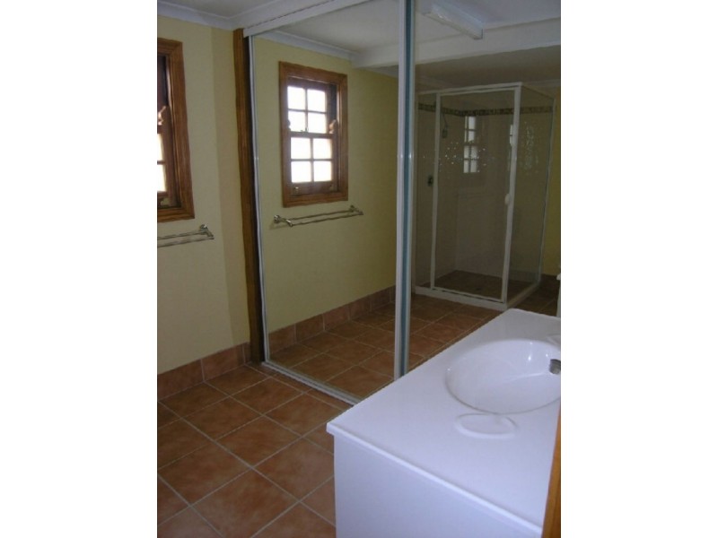 11 Pier Avenue, Shorncliffe QLD 4017