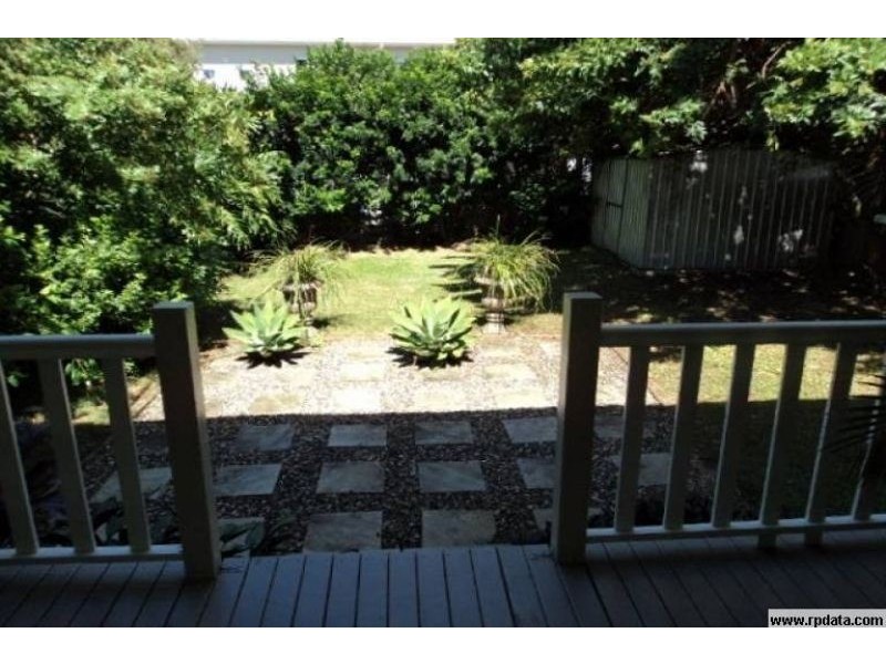 25 Tenth Avenue, Sandgate QLD 4017