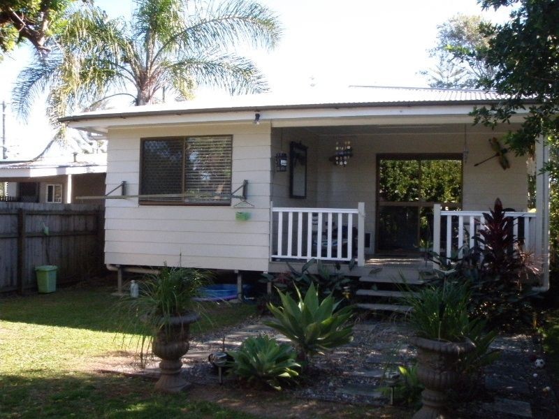 25 Tenth Avenue, Sandgate QLD 4017