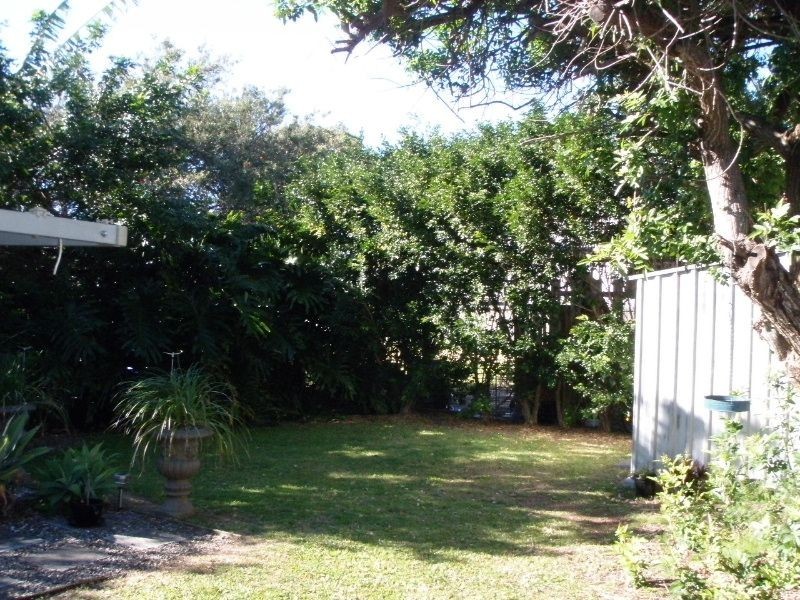 25 Tenth Avenue, Sandgate QLD 4017