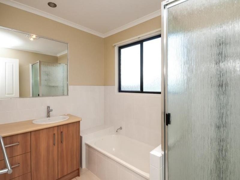 8 Koowin Drive, Kirkwood QLD 4680