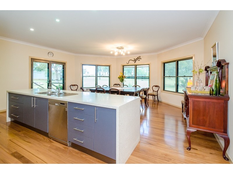 225 East End Road, Mount Larcom QLD 4695