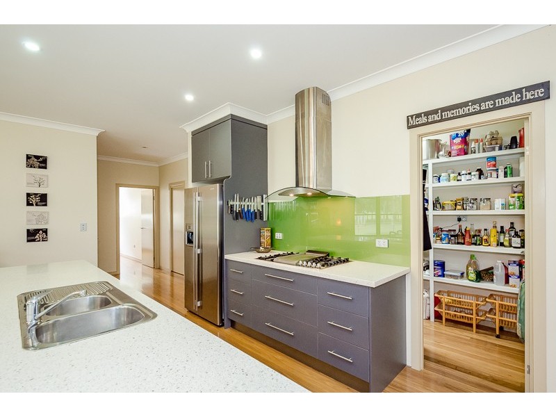 225 East End Road, Mount Larcom QLD 4695