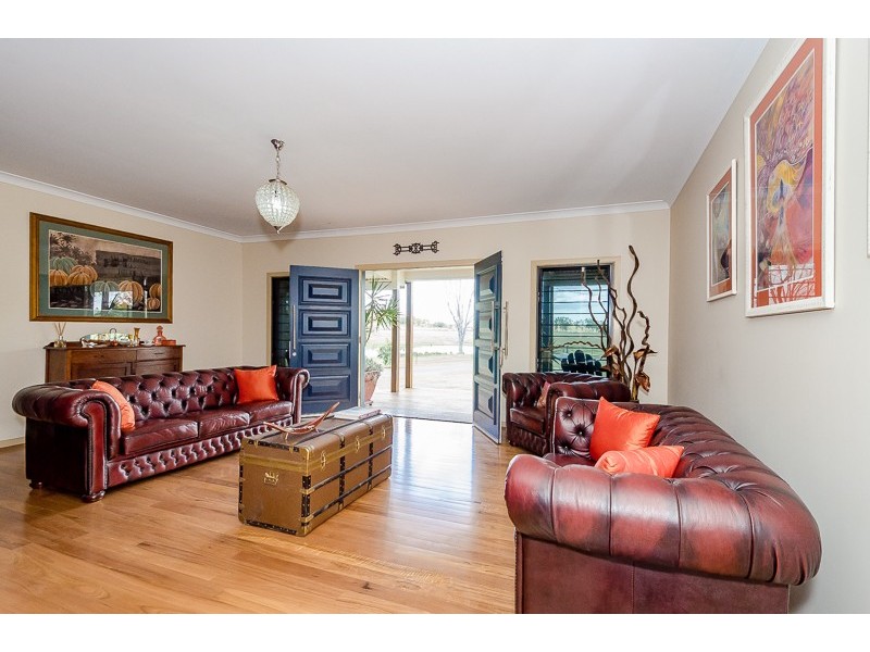 225 East End Road, Mount Larcom QLD 4695