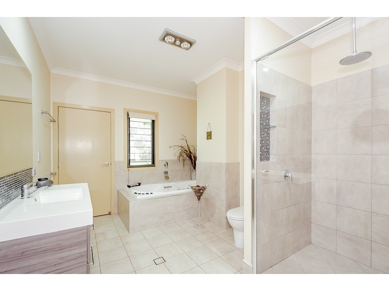 225 East End Road, Mount Larcom QLD 4695