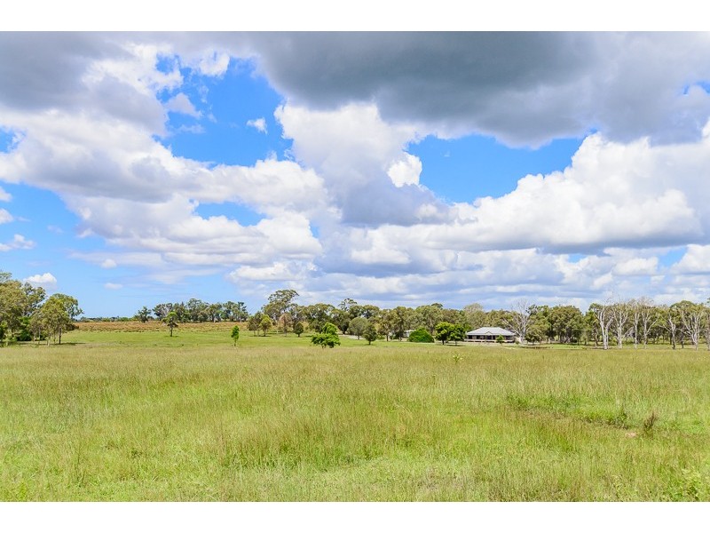 225 East End Road, Mount Larcom QLD 4695