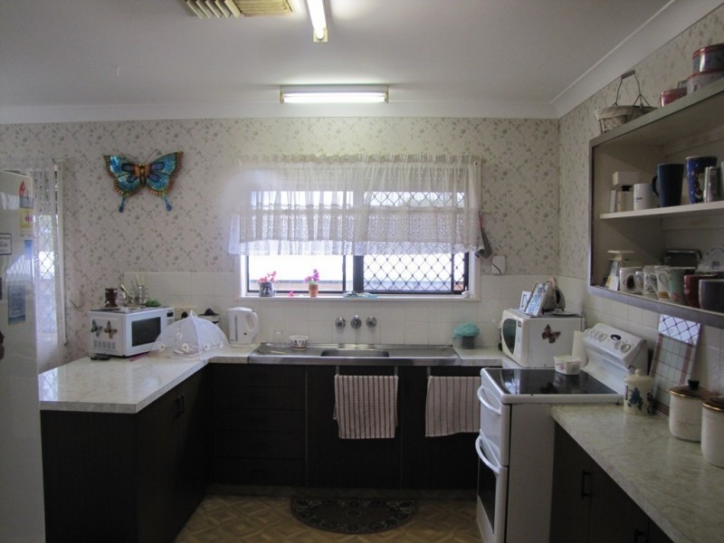 12 Balfour Street, Mount Larcom QLD 4695