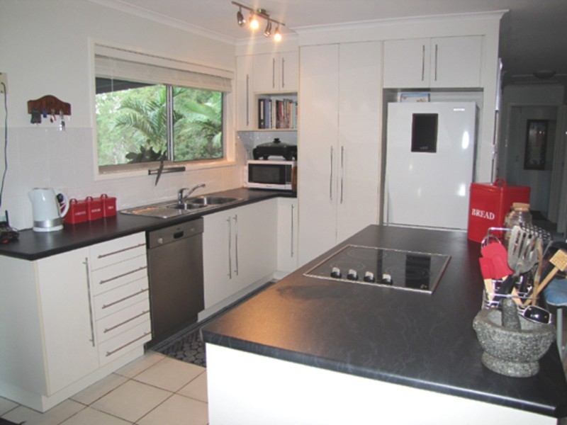 11 HELEN CRESCENT, Wurdong Heights QLD 4680