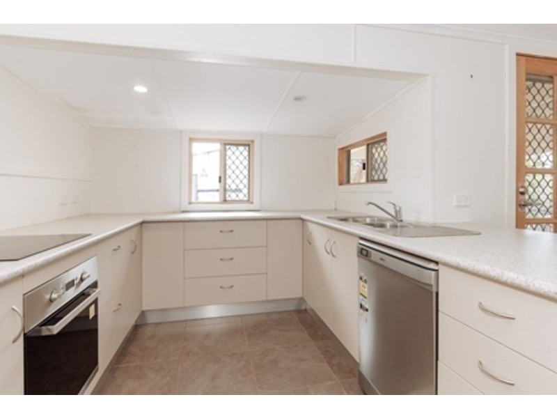 1 Davis Street, Mount Larcom QLD 4695
