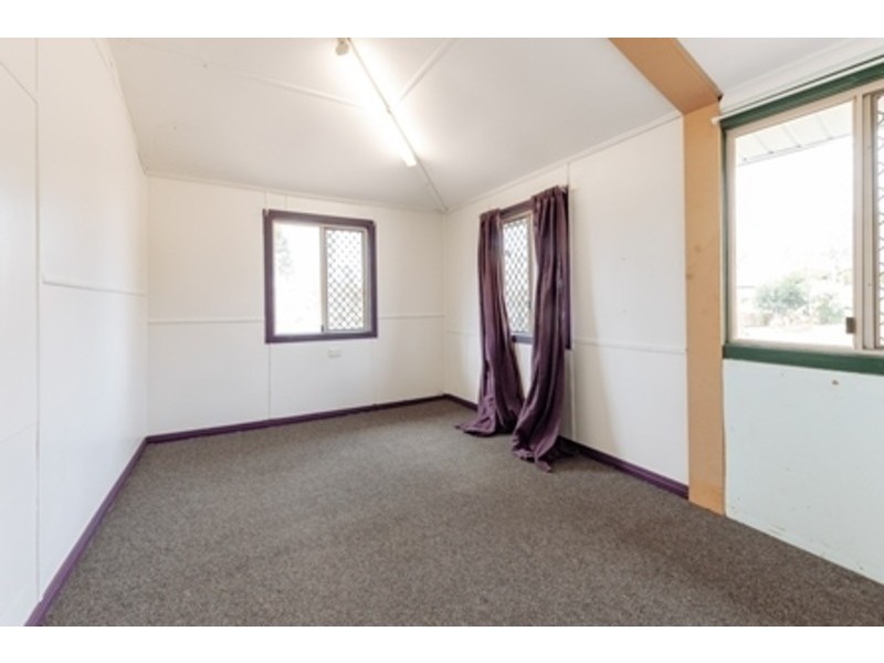 1 Davis Street, Mount Larcom QLD 4695