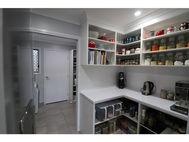 8 Jardine Crescent, Boyne Island QLD 4680