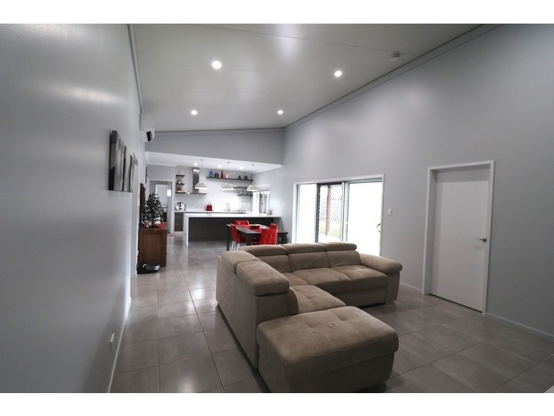 8 Jardine Crescent, Boyne Island QLD 4680