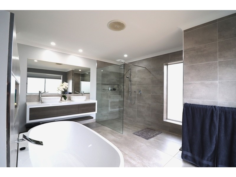 8 Jardine Crescent, Boyne Island QLD 4680