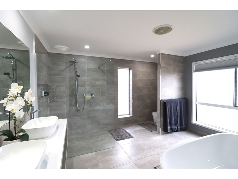 8 Jardine Crescent, Boyne Island QLD 4680