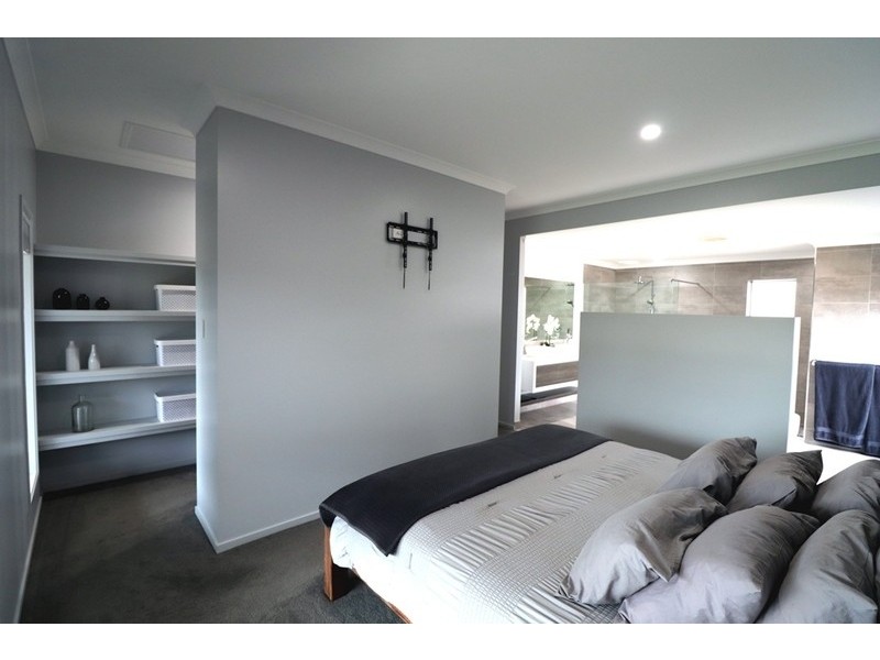 8 Jardine Crescent, Boyne Island QLD 4680