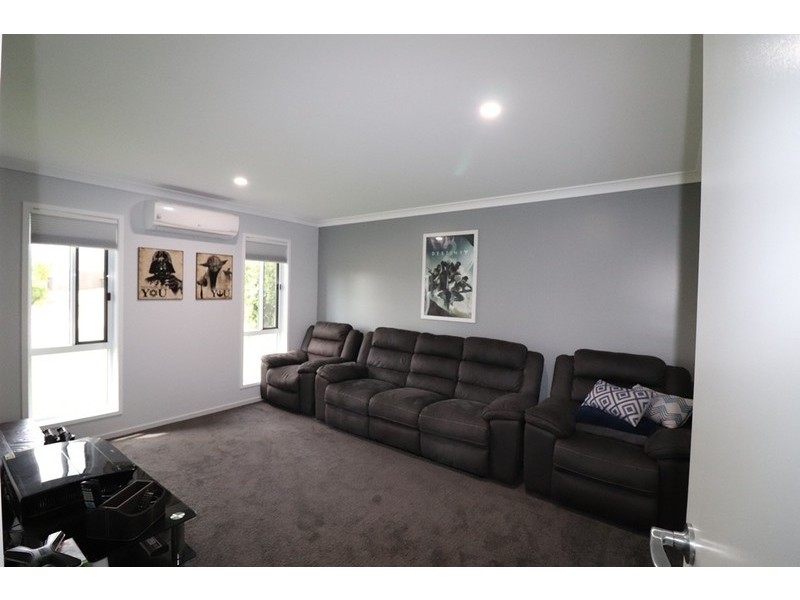 8 Jardine Crescent, Boyne Island QLD 4680